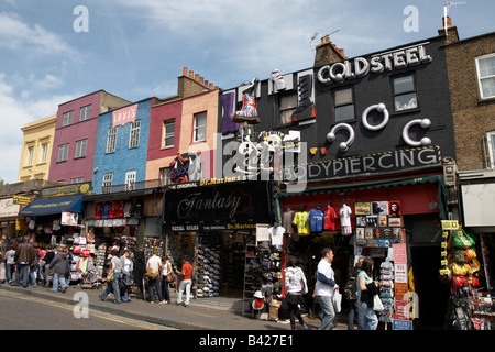 Strada principale di Camden con Tatuaggio e pearcing studios e negozi Foto Stock