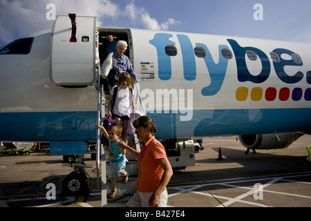 Lo sbarco dei passeggeri in arrivo all'Aeroporto Internazionale di Manchester in una giornata di sole Foto Stock