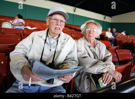 Coppia in pensione, il marito e la moglie, scommessa su cavalli a Suffolk Downs in Boston Massachusetts Foto Stock