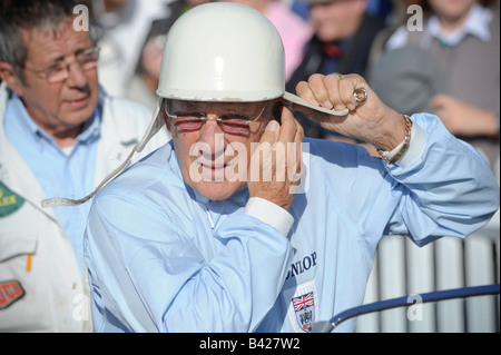 Goodwood 2008: Sterling Moss chiacchierando con i compagni di driver prima di disattivare il carrello. Foto da Jim Holden. Foto Stock