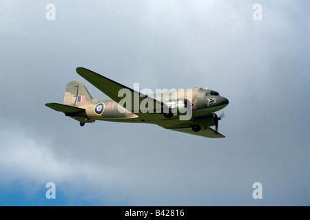 Durante la Seconda guerra mondiale la RAF Douglas Dakota (skytrain) vola sopra la battaglia rievocazione a Spanhoe Airfield, Northamptonshire sett 2008 Foto Stock