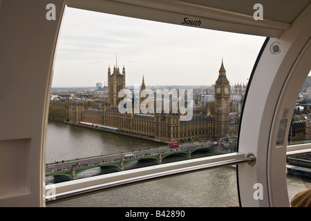 Le case del Parlamento dall'interno del London Eye Foto Stock