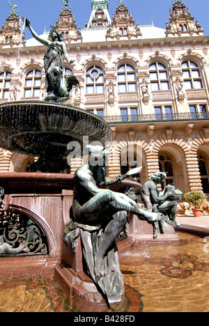 Fontana nel cortile del dal municipio di Amburgo Amburgo Germania Foto Stock