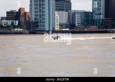 Royal Navy barca veloce sul fiume Mersey Liverpool lanciato dalla RFA Lyme Bay come parte della Tall Ships Race parade Foto Stock