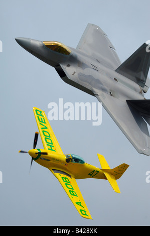 Il volo del patrimonio con F Raptor e un P-51 D Mustang - Arctic Thunder airshow 2008 - Anchorage - Alaska - USA Foto Stock