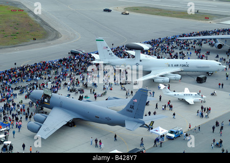 Panoramica di spettatori su asfalto, Anchorage air show, Elmendorf Air Force Base in Alaska, STATI UNITI D'AMERICA Foto Stock