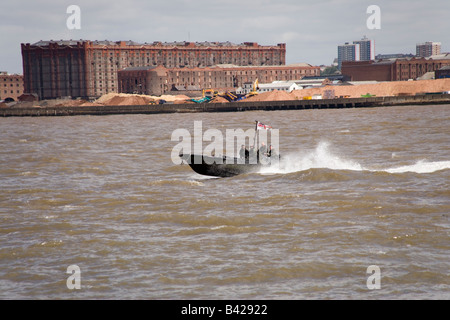 Royal Navy barca veloce sul fiume Mersey Liverpool lanciato dalla RFA Lyme Bay come parte della Tall Ships Race parade Foto Stock