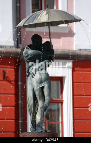 Kissing giovane statua a Tartu in Estonia. Foto Stock