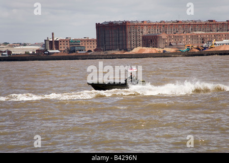 Royal Navy barca veloce sul fiume Mersey Liverpool lanciato dalla RFA Lyme Bay come parte della Tall Ships Race parade Foto Stock