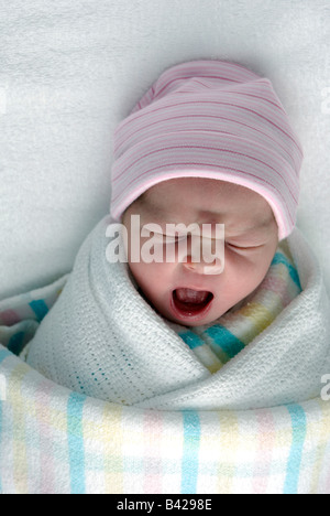 Un neonato swaddled in coperte Foto Stock