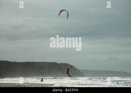 Alcuni para surfisti a Perranporth beach Cornovaglia nel dicembre Foto Stock