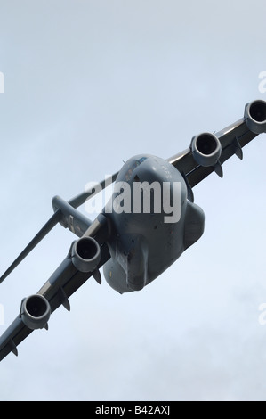 Boeing C-17 Globemaster III militare aereo cargo battenti, Elmendorf Air Force Base, Anchorage, Alaska, Stati Uniti d'America Foto Stock