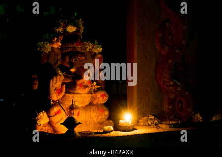 Ganesha statua a lume di candela in un open street Santuario nella città di Puttaparthi, Andhra Pradesh, India Foto Stock