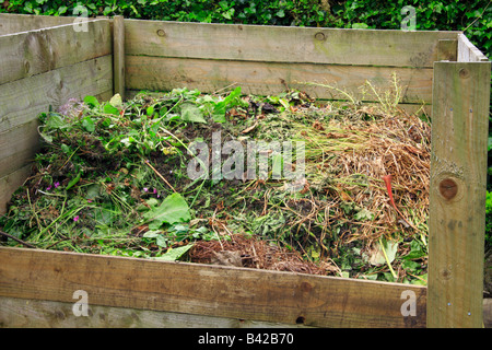 Giardino la putrefazione dei rifiuti in legno da compost bin Foto Stock
