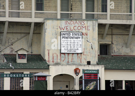 Un close-up di un segno che saluta i turisti che visitano l'Isola di Alcatraz, soprannominato 'rock', a San Francisco, California. Foto Stock