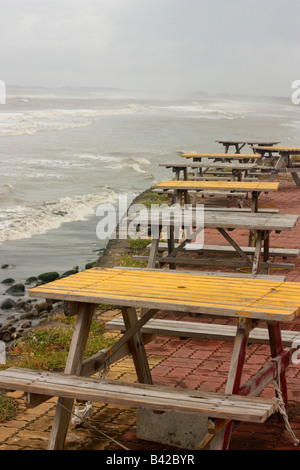 Tavoli da picnic presso una spiaggia deserta zona pranzo. Foto Stock