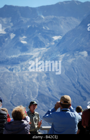 Un ranger interpretativa fornisce una presentazione a Mt. Sant Helens Johnston Ridge Centro Visitatori. Foto Stock