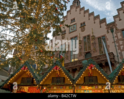 Albero di natale con le luci fairy e sfondo boothes Piazza Roemer Römer Römerberg Frankfurt am Main Hesse Germania Foto Stock