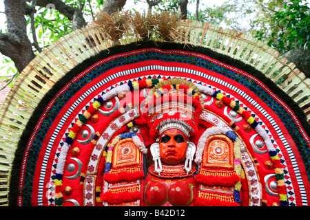 Un esecutore Theyyam in Kerala, India Foto Stock