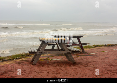 Tavoli da picnic presso una spiaggia deserta zona pranzo vicino a Tainan, Taiwan Foto Stock