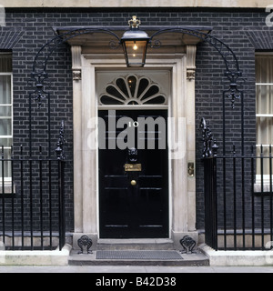 10 Downing Street porta nera la residenza ufficiale della lampadina del primo Ministro sopra nel distretto di Whitehall Westminster Londra Inghilterra Regno Unito Foto Stock