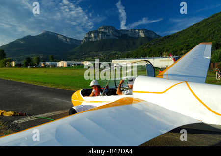 Un trainer glider chiedere-13 pronto al decollo con sistema di lancio sulla pista airfield - Francia Foto Stock