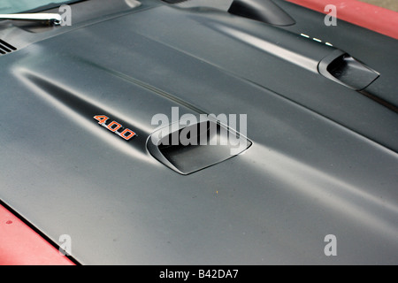 La Pontiac Firebird cofano dettaglio mostrante le prese d'aria e 400 pollici cubi i badge del motore Foto Stock