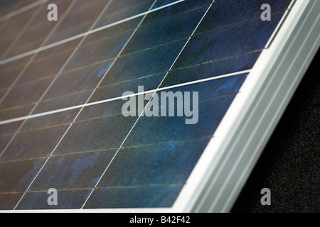 Un primo piano dettaglio colpo di un sistema fotovoltaico PV pannello solare. Foto Stock