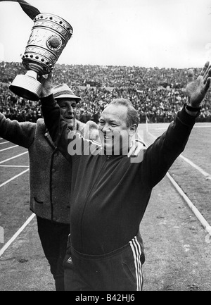 Cajkovski, Zlatko 'Cik', 24.11.1923 - 27.7.1998, calciatore e allenatore di calcio croato, Coppa DFB finale Hambur SV contro FC Bayern Monaco, Amburgo, 10.6.1967, , Foto Stock