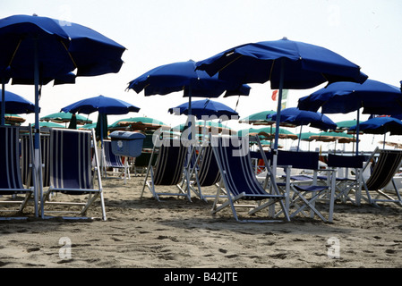 Geografia / viaggio, Italia, Toscana, Viareggio, spiaggia, vacanza, vacanze, vacanza, ombrelloni e sedie a sdraio, , Foto Stock