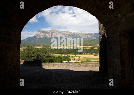 Ampie vedute sulla collina di Cinca e Ara fiumi di Ainsa Huesca, Spagna nei Pirenei, una vecchia città murata vicino al Parque Foto Stock