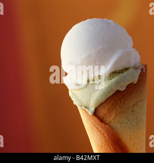 Cono con palline di gelato Foto Stock