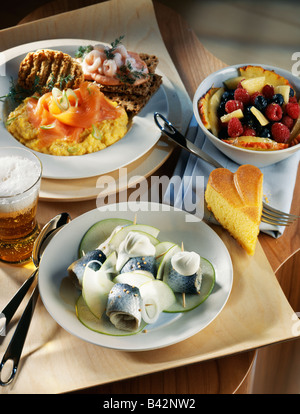 Rollmops con mele verdi,salmone uova strapazzate e insalata di frutta Foto Stock