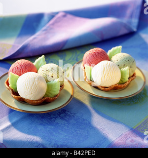 Palline di gelato in tulip fetta casi Foto Stock