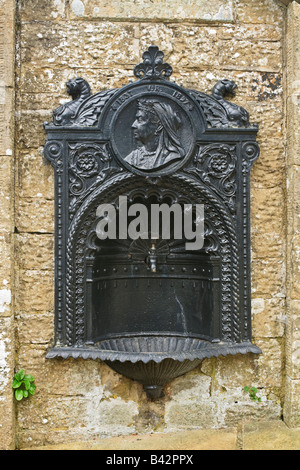 Pubblica fontana di acqua che commemora il giubileo di diamante della regina Victoria in 1897, Falstone, Northumberland, Inghilterra Foto Stock