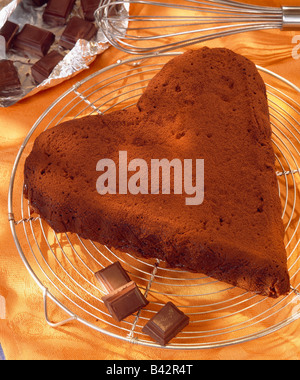 Cuore umido a forma di torta al cioccolato Foto Stock