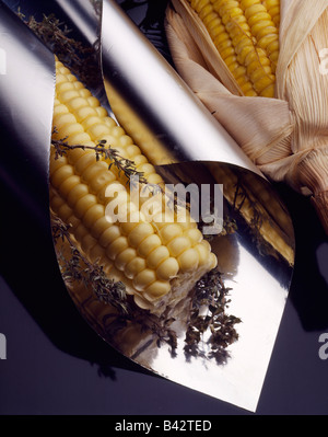 La pannocchia avvolti in carta metallizzata Foto Stock