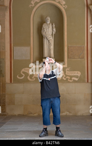 Fotografo tenendo immagine digitale a Montserrat, la chiesa di Santa Maria de Montserrat, vicino a Barcelona, Spagna Foto Stock