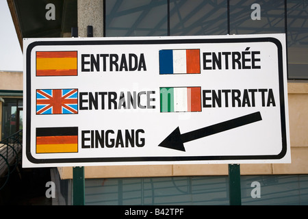 Multi-lingua di firmare in Europa dicendo "Ingresso" in spagnolo, inglese, italiano, tedesco e francese Foto Stock