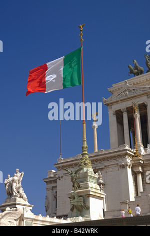 Bandiera Italiana volare sopra il monumento a Vittorio Emanuele II, Roma, Italia, Europa Foto Stock