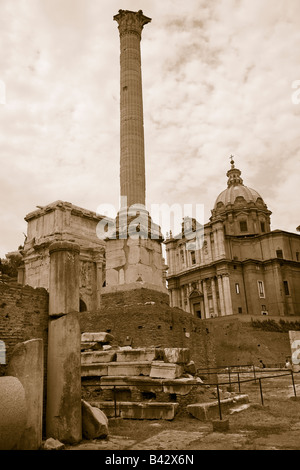 Immagine seppia di colonna di Phocas al Foro Romano visto dal Campidoglio, antiche rovine Romane, Roma, Italia, Europa Foto Stock