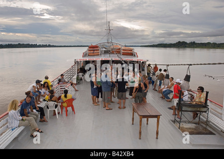 Il piano superiore di una tipica traghetto pubblico al Rio delle Amazzoni sistema - è normalmente riservata per il relax e un piccolo bar. Foto Stock
