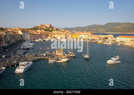Vista in elevazione del porto di Portoferraio, Provincia di Livorno, sull'isola d'Elba nel arcipelago toscano di Italia, Europa Foto Stock