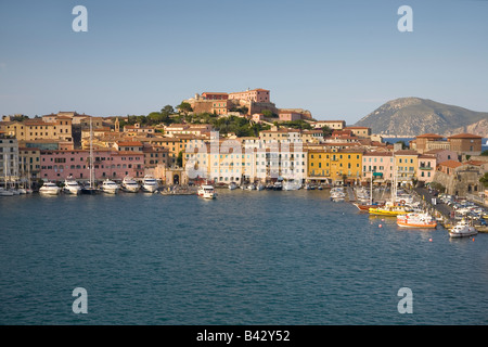 Vista in elevazione del porto di Portoferraio, Provincia di Livorno, sull'isola d'Elba nel arcipelago toscano di Italia, Europa Foto Stock