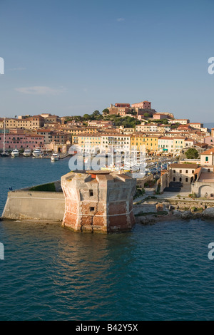 Vista dell'acqua della torre della Linguell, Portoferraio, Provincia di Livorno, sull'isola d'Elba nel arcipelago toscano di Foto Stock