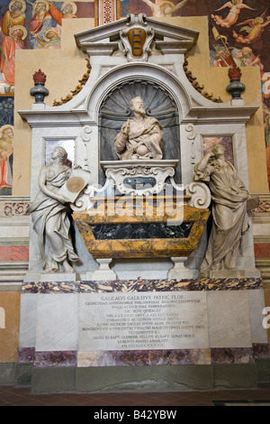 Tomba di Galileo Galilei nella Basilica di Santa Croce, Firenze, Italia, Europa Foto Stock