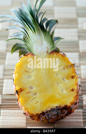 Ananas tagliato a metà Foto Stock