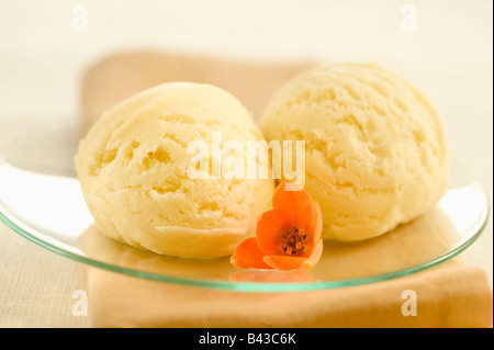 Due palline di gelato alla vaniglia Foto Stock