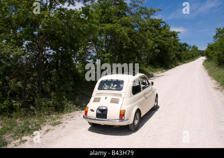 Italiano 500 Fiat auto equitazione sulla strada Foto Stock