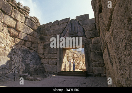 Una vista del famoso Lion Gate all'antica città greca di Micene Foto Stock